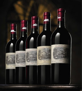 Château Lafite-Rothschild, Pauillac, Bordeaux. Il Château Lafite Rothschild è il vino più costoso del mondo, infatti una bottiglia delle migliori annata può essere venduta all’asta per cifre che si aggirano fra i 100 mila e i 500 mila euro