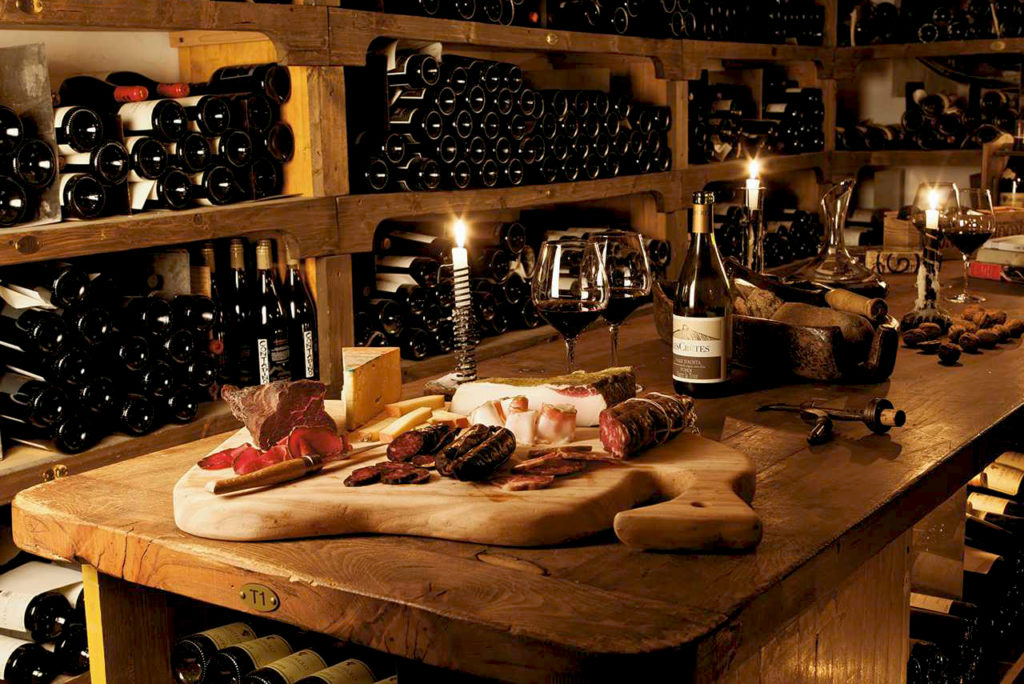 Cogne, Hotel & Spa Bellevue. Cantina vini e tagliere di salumi e formaggi della tradizione valdostana (www.hotelbellevue.it)