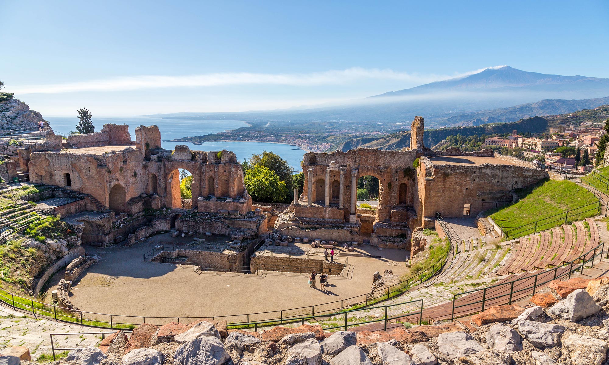 Sicilia, vista sull'Etna dal teatro greco di Taormina