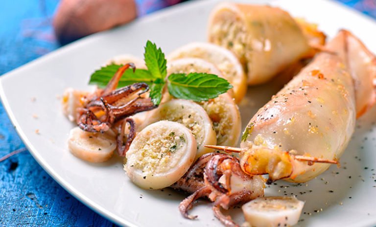 Scopri di più sull'articolo Calamari ripieni: la ricetta con 6 tipi di bianchi perfetti da tutta Italia