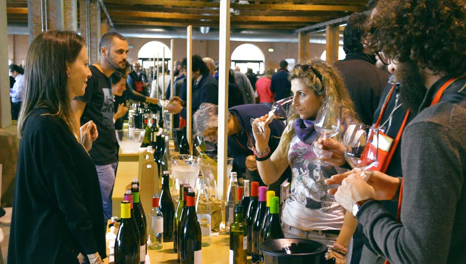 Momento di degustazione durante la manifestazione dedicata ai vini naturali ViniVeri