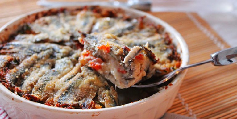 Scopri di più sull'articolo Tortino di alici: abbinamento con 6 vini bianchi e ricetta step by step