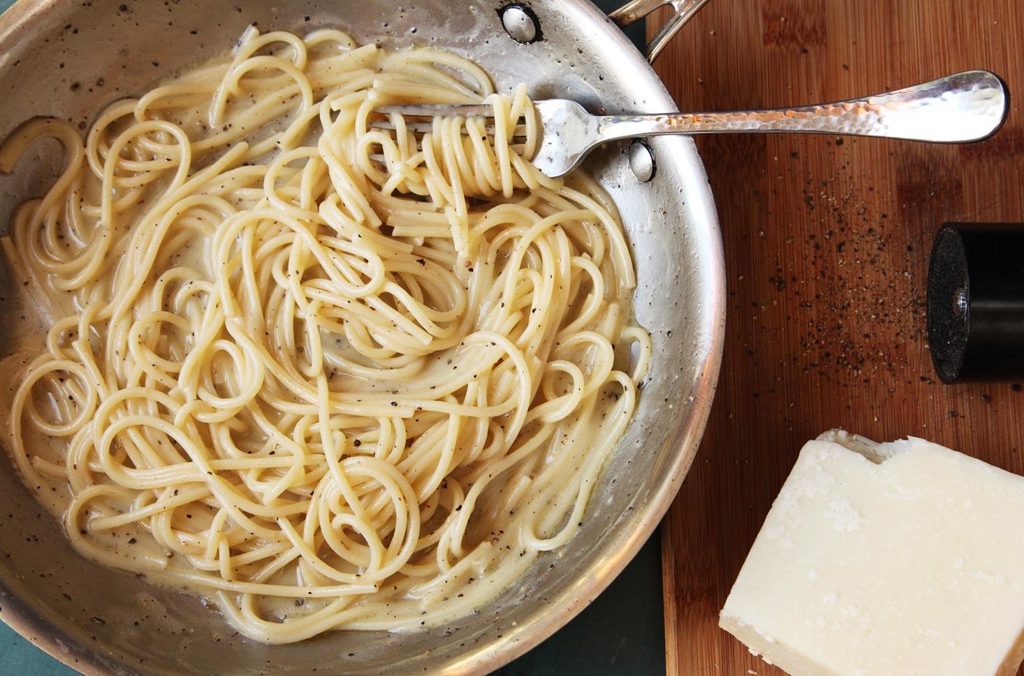 Pairing pasta cacio e pepe, the traditional Italian recipe, with the perfect Italian wines