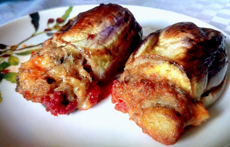 Scopri di più sull'articolo Melanzane ripiene alla siciliana: deliziose con i rossi del Sud e i rosati potenti