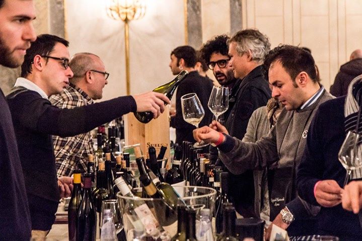 Momento di degustazione a Vignaioli Naturali a Roma