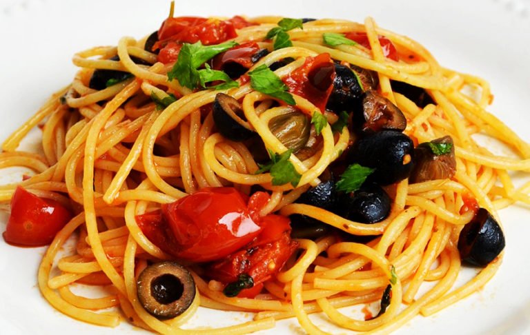 Scopri di più sull'articolo Puttanesca: la ricetta e 5 rossi in abbinamento consigliati da noi