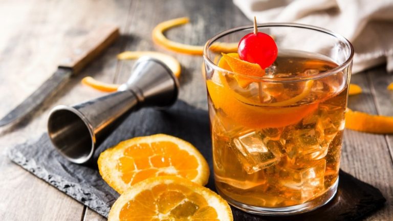 Scopri di più sull'articolo Whisky: caratteristiche e cocktail più famosi con gli ingredienti. Old Fashioned, Manhattan, Whiskey Sour