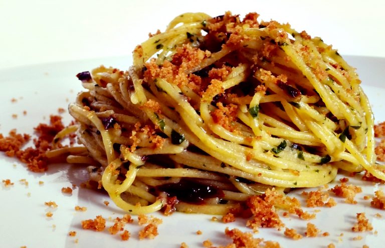 Scopri di più sull'articolo I bianchi perfetti da bere con spaghetti alici, capperi e pangrattato