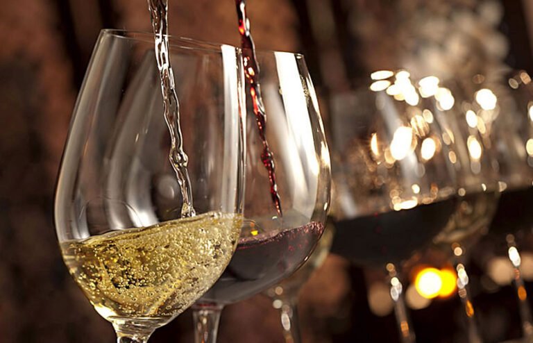 Scopri di più sull'articolo Vini da bere e regalare a Natale e Capodanno. 12 etichette consigliate con gli abbinamenti e il prezzo