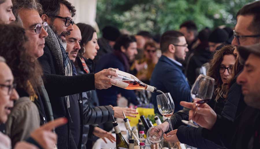 Degustazione vini Etna ai banchi d'assaggio alla manifestazione Contrade dell'Etna