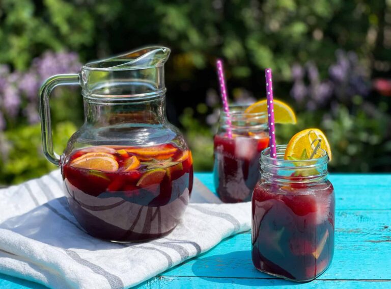 Scopri di più sull'articolo Sangria: la ricetta originale con le diverse tipologie di vino da utilizzare