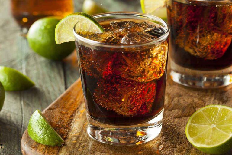 Scopri di più sull'articolo Rum: caratteristiche, migliori brand e cocktail più famosi con ricette: Cuba Libre, Canchanchara, Daiquiri, El Presidente e Mojito