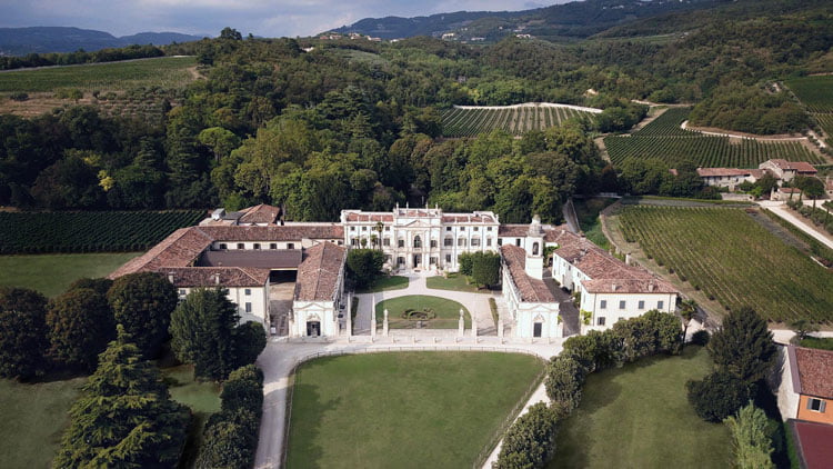 degustazioni di Amarone della Valpollicella classica a villa Mosconi Bertani a Novare