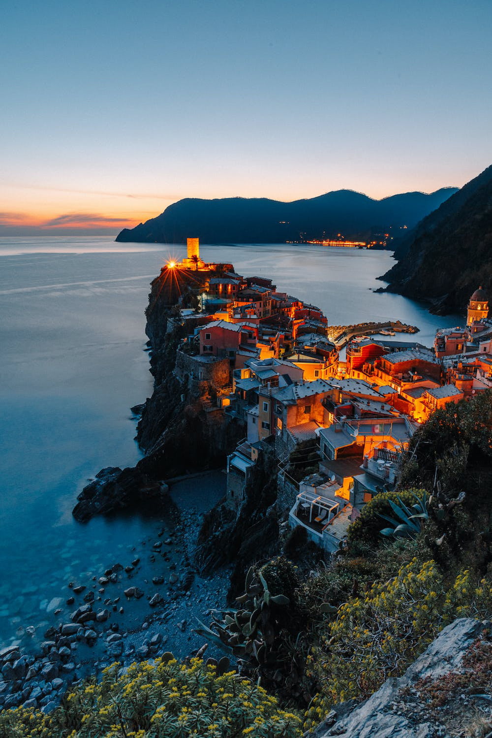 Vista mozzafiato sulle Cinque Terre, qui vengono prodotti alcune dei migliori vini liguri premiati con i 3 bicchieri gambero rosso 2024