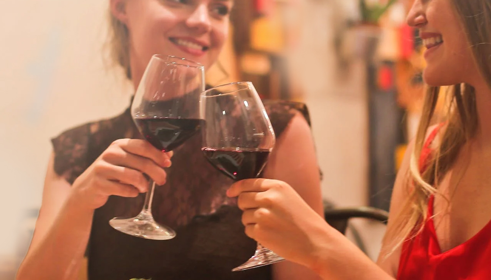 Due ragazze degustano vino rosso - immagine generica per l'evento Divino Roma