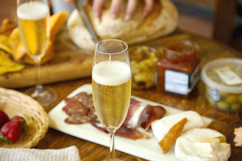 Franciacorta abbinamenti. Le diverse tipologie di Franciacorta si abbinano a un’ampia gamma di piatti. Il Franciacorta è un vino ideale a tutto pasto: dall’aperitivo ai secondi piatti, dai più semplici ai più complessi. Le caratteristiche dipendono dalle tipologie di sapore che sono dosaggio zero, extra brut, brut, extra dry, dry e demi-sec con alcune restrizioni