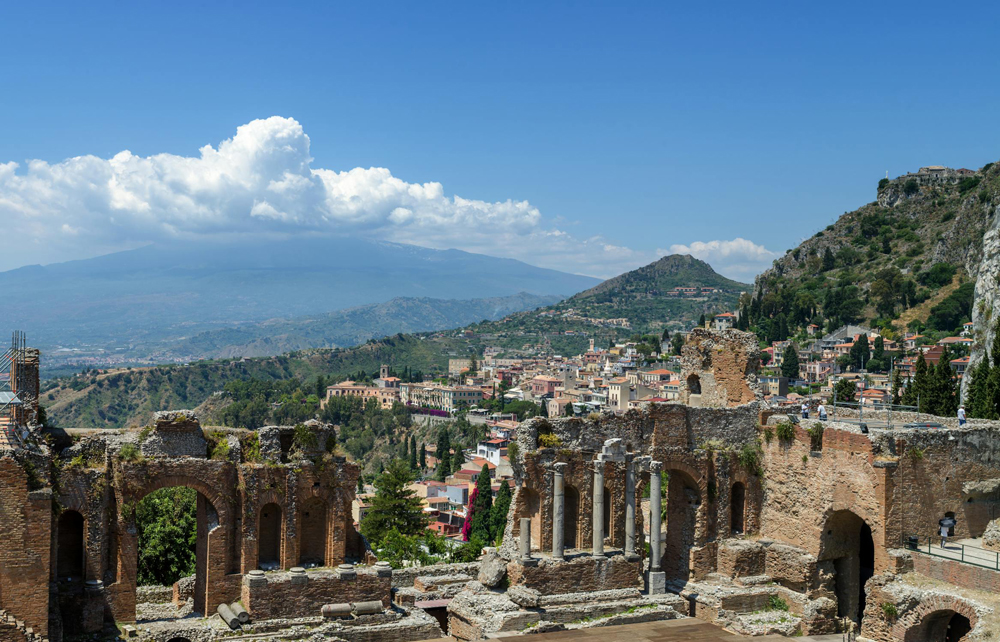 Vista dell'Etna dal teatro antico di Taormina. Oggi i vini dell'Etna sono al vertice delle classifiche nazionali e internazionali