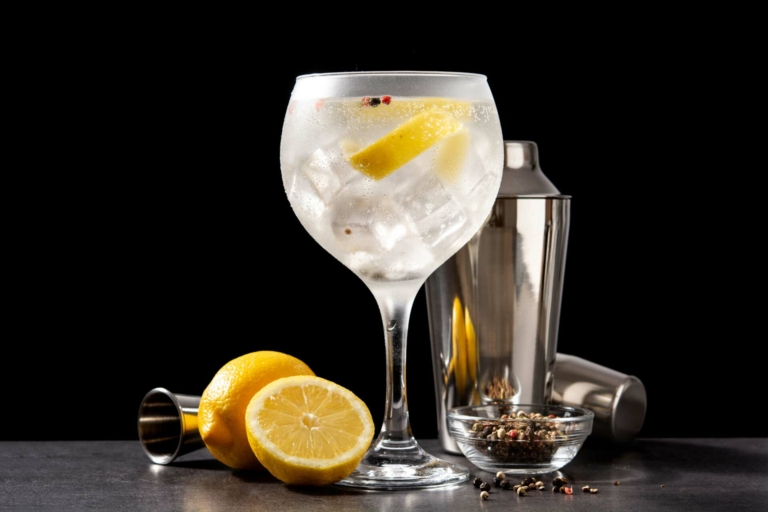 Scopri di più sull'articolo Gin: caratteristiche e cocktail più famosi con gli ingredienti