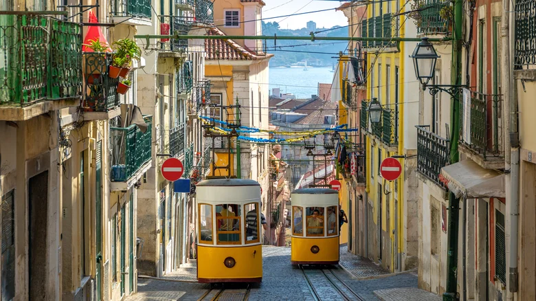 Scorcio dei vicoli di Lisbona. Da inserire nella lista delle cose da vedere in un weekend a Lisbona