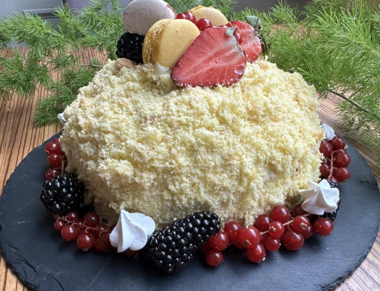 Scopri di più sull'articolo La ricetta della torta mimosa dello Chef Giuseppe Mulargia con i vini da abbinare