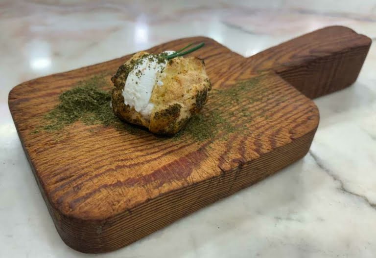 Scopri di più sull'articolo Bignè salati con crema di ricotta di bufala e polvere di foglie di nocciolo. La ricetta e i vini da abbinare