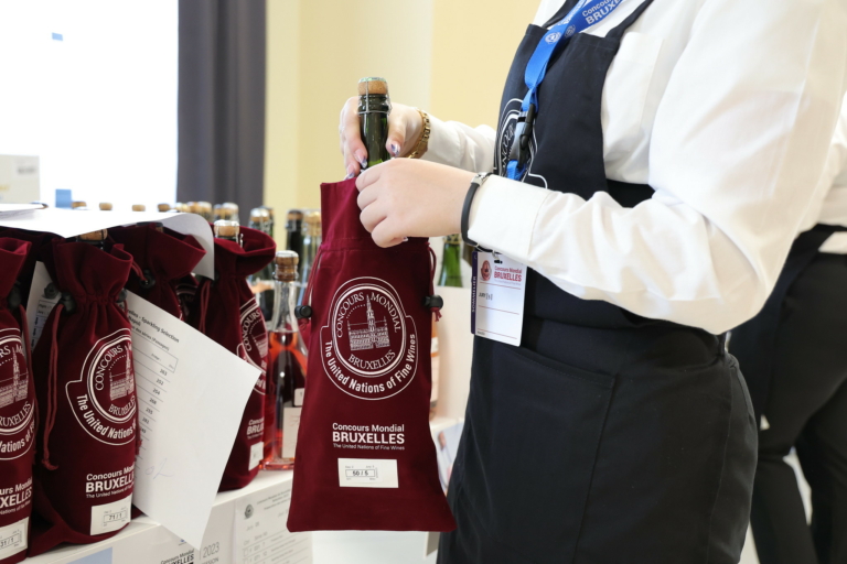Scopri di più sull'articolo Concours Mondial de Bruxelles 2024: l’Italia trionfa con 15 Gran Medaglie d’Oro e 3 premi speciali. Tutti i vini premiati