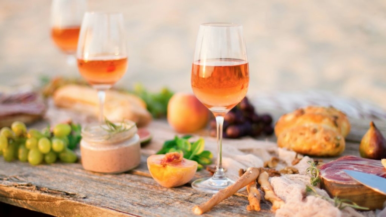 Scopri di più sull'articolo Vini macerati sulle bucce: gli Orange Wine sono il trend del momento. Caratteristiche, abbinamenti e migliori vini