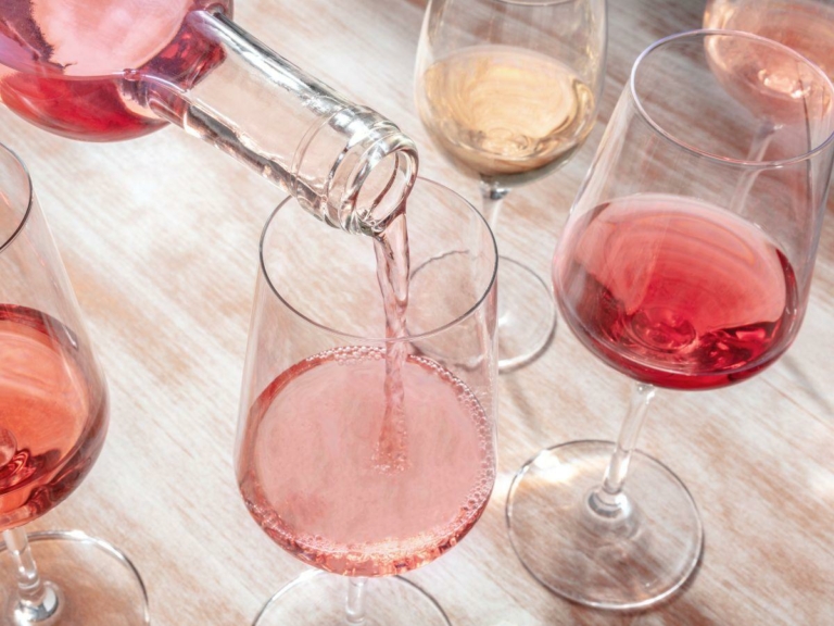 Scopri di più sull'articolo 100 Best Italian Rosé 2024: la guida ai migliori rosati in Italia edita dal critico enogastronomico Luciano Pignataro
