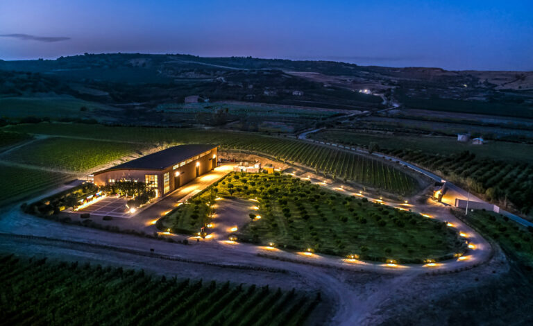 Scopri di più sull'articolo Calici di Stelle 2024: da Donnafugata viaggi sensoriali tra cibo, vino e musica. Sull’Etna, a Vittoria e nell’isola di Pantelleria