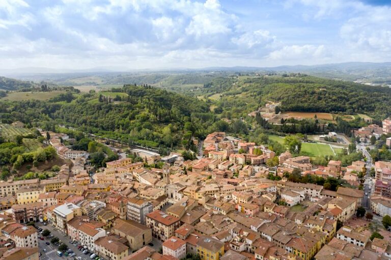 Scopri di più sull'articolo Poggibonsi di Gusto: chef stellati, cantine storiche, street food e tanti vini da degustare nel borgo toscano