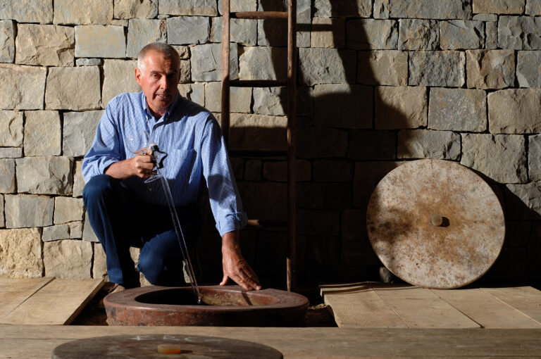 Scopri di più sull'articolo La nuova era del vino secondo Josko Gravner. Dopo l’anfora, sperimenta il vetro e l’acciaio vetrificato per l’affinamento