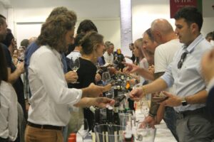 Scopri di più sull'articolo Degustazione di Slow Wine 2025: un solo giorno per assaggiare il meglio dell’Italia del vino. Oltre 450 banchi di assaggio