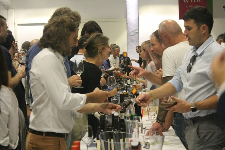 Scopri di più sull'articolo Degustazione di Slow Wine 2025: un solo giorno per assaggiare il meglio dell’Italia del vino. Oltre 450 banchi di assaggio