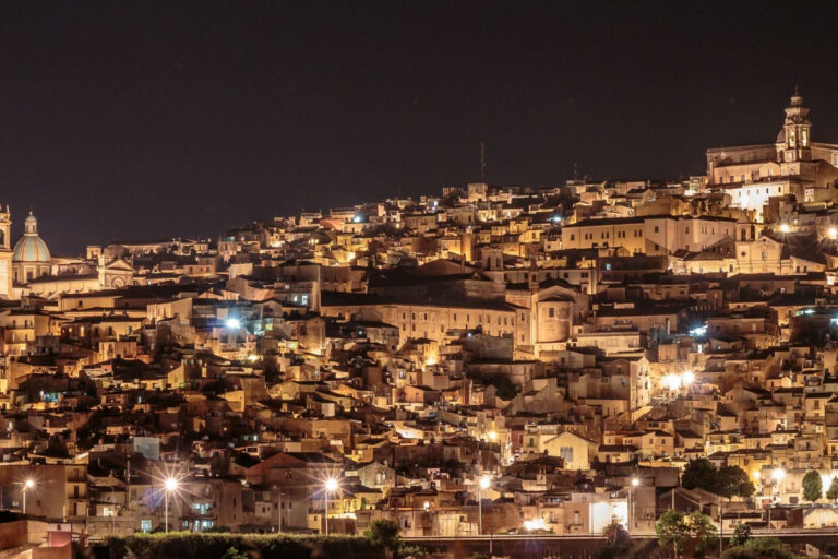 Scopri di più sull'articolo Lumina 2024: il Natale a Caltagirone tra buon cibo, arte, cultura, mercatini e tradizione nella città riconosciuta Patrimonio Unesco