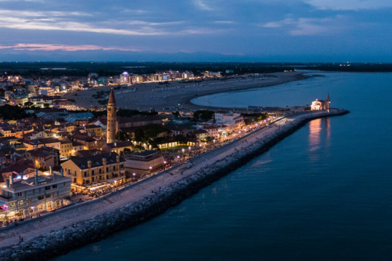Scopri di più sull'articolo Natale in Veneto. Enogastronomia, tradizioni e luci colorate nel borgo storico sul mare di Caorle