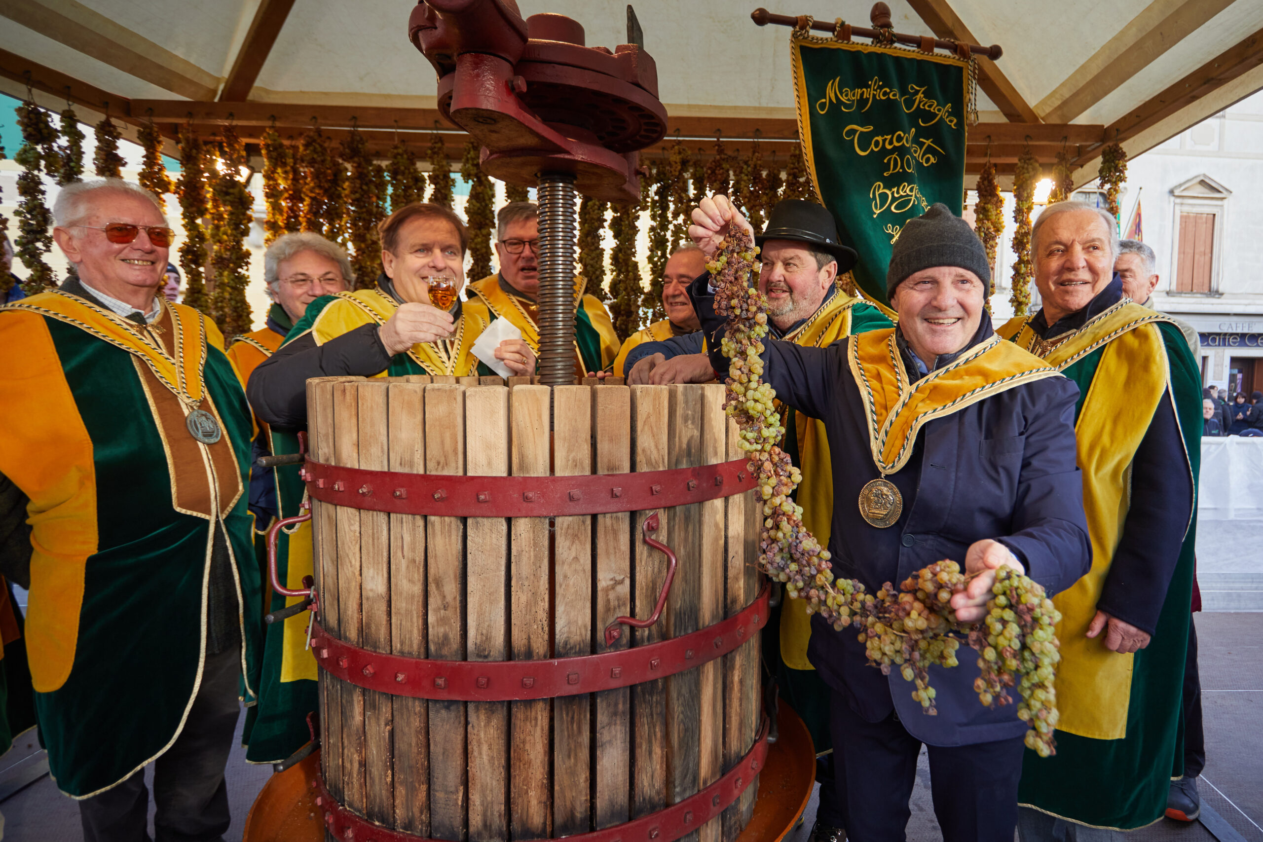 Scopri di più sull'articolo Tradizioni italiane: la grande festa del vino Torcolato aperta a tutti!