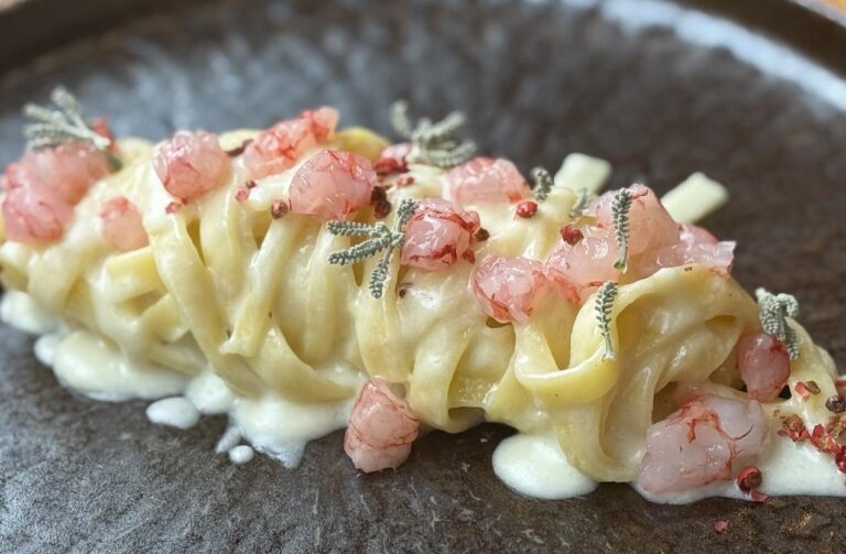 Scopri di più sull'articolo La ricetta delle Fettuccelle Cacio e Pepe Rosa con Gambero Rosso di Mazara e Limone